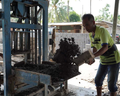 Bantuan FABA dan Mesin Cetak PLN UIP Nusra Sokong Produksi UMKM Batako Gunung Sari