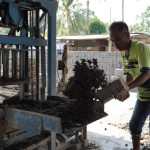 Bantuan FABA dan Mesin Cetak PLN UIP Nusra Sokong Produksi UMKM Batako Gunung Sari