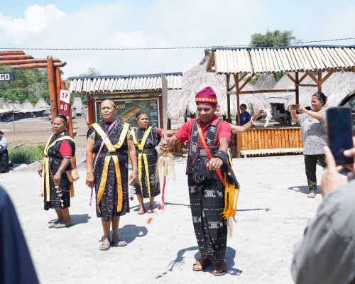 Disambut Hangat Warga Desa Nua Wogo, Tua Adat Ajak PLN Bersinergi Kembangkan Desa Wisata