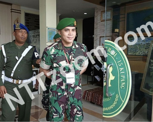 Tunjuk Gestur Angkuh, Made Juni Tersenyum Saat Keluar dari Ruang Sidang