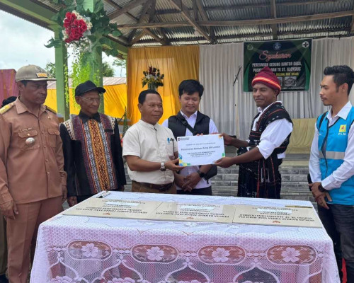PLN UIP Nusra Salurkan Bantuan Pemugaran Kantor Desa Ulubelu di Sekitar PLTP Mataloko