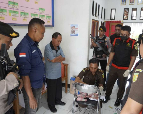 Kejari Geledah BKPSDMD Flores Timur, 1.297 Barang Bukti Korupsi Disita
