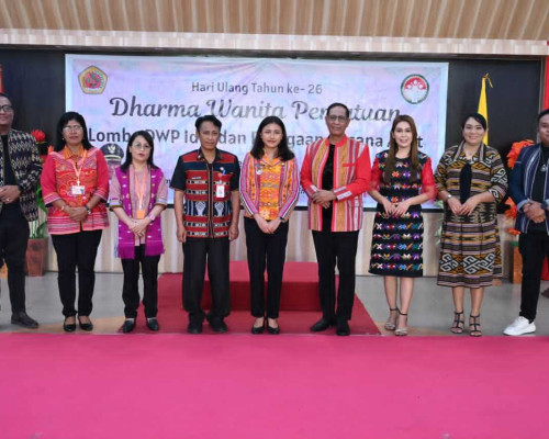 Wakil Bupati Kupang Buka Fashion Show HUT Dharma Wanita 2025 