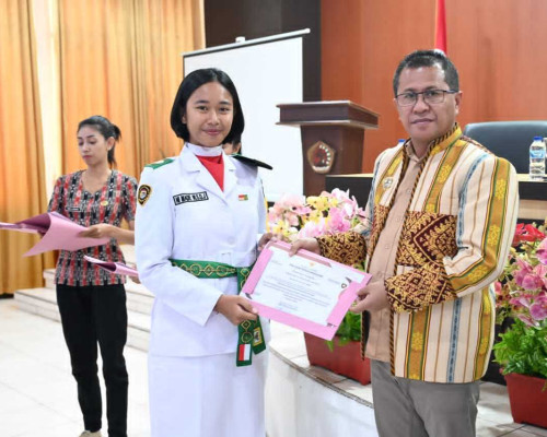 Bupati Kupang Serahkan Sertifikat Paskibra Tahun 2025