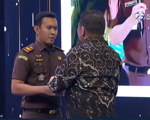 Salut, Kasi Pidum Kejari Sikka Raih Trophy for Humanity