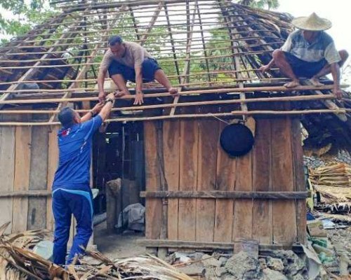 ‎Kapolsek Lobalain dan Personel Bantu Renovasi Rumah Warga, Kapolda NTT Beri Apresiasi
