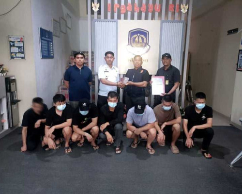 Diduga Langgar Keimigrasian, Tujuh WNA China Diserahkan ke Imigrasi Kupang