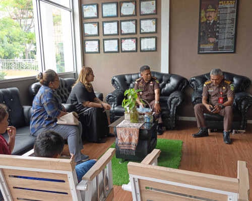 Berkas Perkara Anggota DPRD Belum Juga P21, Ibu dan Anak Kembali Datangi Kejati NTT
