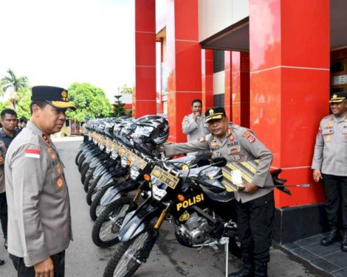 ‎Kapolda NTT Serahkan 20 Motor Bhabinkamtibmas Bantuan Komisi III DPR RI
