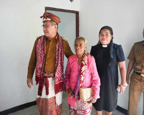 Bupati Kupang Serahkan Kunci Rumah Bantuan Pribadi Kepada Seorang Janda
