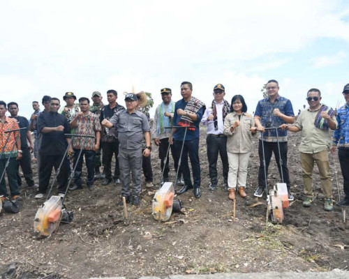 Bupati Kupang Tanam Perdana Jagung dan Serahkan Bibit di Pantulan