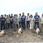 Bupati Kupang Tanam Perdana Jagung dan Serahkan Bibit di Pantulan