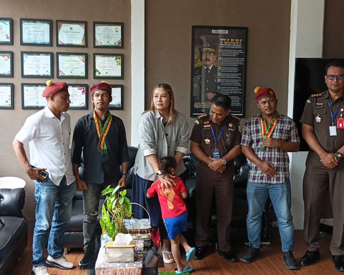 Berkas Belum Juga P21, Mantan Istri Anggota DPRD Kota Kupang Gandeng PMKRI Datangi Kejati NTT