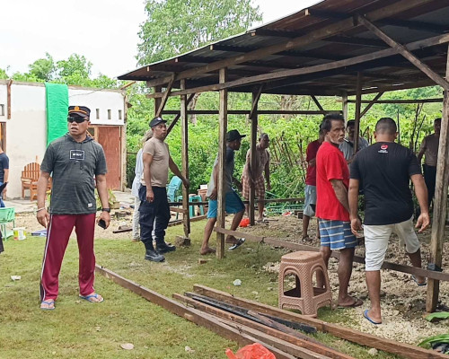 Aksi Cepat Polisi Bantu Warga Usai Bencana Angin Kencang di Kupang