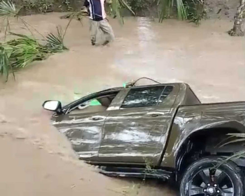 Patwal Bupati Kupang Terseret Banjir, Viral di Medsos