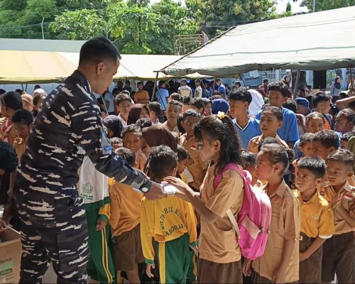 Empati TNI AL Kodaeral VII, Ratusan Siswa Terima Buku dan Alat Tulis