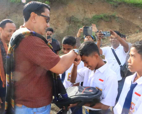 Bawa Bantuan, Wakapolda NTT Kunjung Sekolah Terdampak Bencana di Sikka