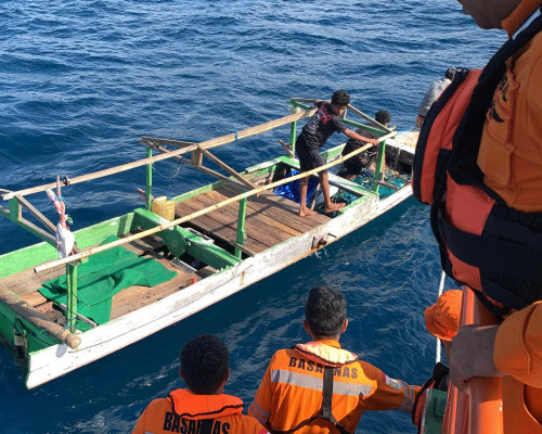 Mati Mesin dan Hilang Kontak di Perairan Rote Ndao, Tiga Nelayan Berhasil Dievakuasi