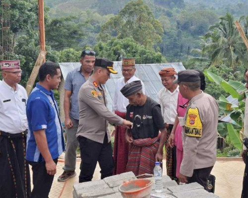 ‎Kapolda NTT Bangun Dua Rumah Layak Huni untuk Warga Disabilitas dan Janda Lansia di Manggarai