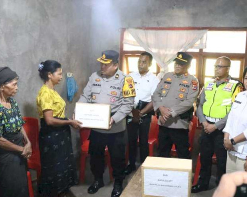 ‎Polda NTT Beri Tali Asih ke Keluarga Korban Gantung Diri di Ngada