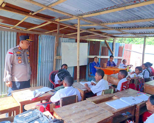 ‎Pasca Tragedi Bocah SD di Ngada, Polres Alor Bergerak Bagikan Perlengkapan Sekolah