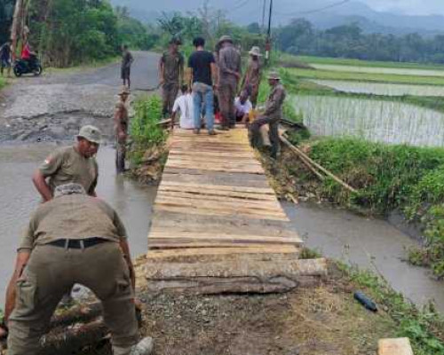 Aksi Cepat Brimob, Jembatan Penghubung Tiga Desa Kembali Difungsikan