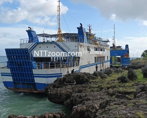 ‎Dua Kapal Ferry Terdampar di Pantai Gua Monyet Kupang Akibat Cuaca Buruk