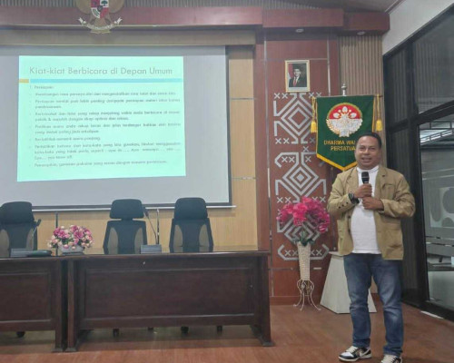 Doktor Deford Lakapu Beri Pelatihan Public Speaking pada Pertemuan DWP BBWS NT II