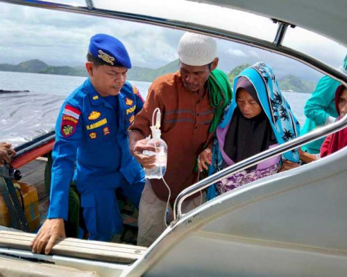 ‎Dramatis..!! Polisi Evakuasi Ibu Hamil Kembar ke RSUD Komodo