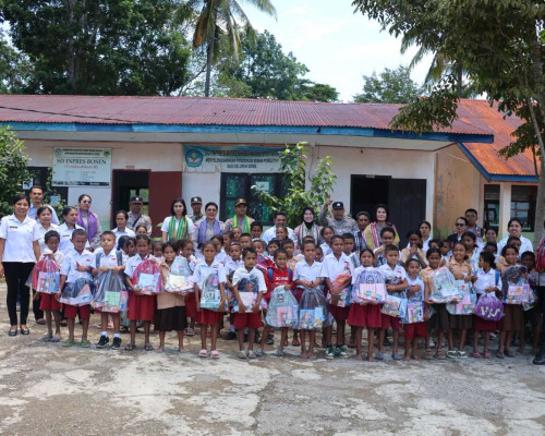 Siswa SD Inpres Bosen Terima Tas dan Perlengkapan Sekolah dari Polda NTT