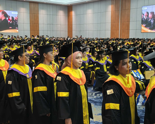 ‎667 Lulusan Ikuti Wisuda UT Daerah Kupang Periode I 2026 di Harper Hotel  ‎