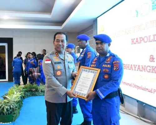 ‎Kapolda NTT Beri Penghargaan untuk Polisi yang Bantu Warga Pulau Usu