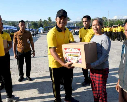 Kapolda NTT Pimpin Aksi Bersih Pantai dan Salurkan Bansos