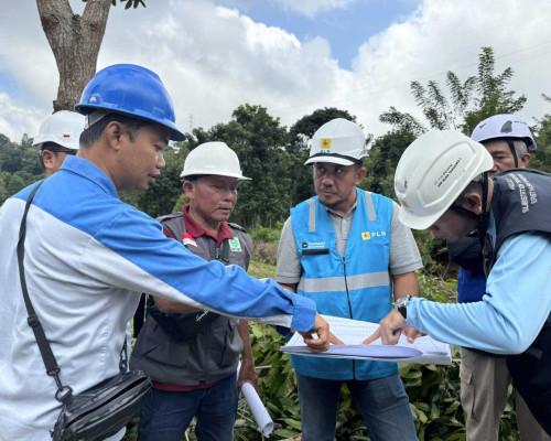 ‎PLN Libatkan Warga Bangun Jalan Ulumbu