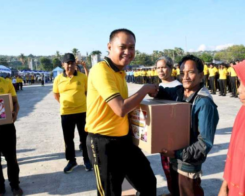 Kapolda NTT Pimpin Aksi Bersih Pantai dan Salurkan Bansos