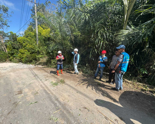 ‎PLN Libatkan Warga Bangun Jalan Ulumbu