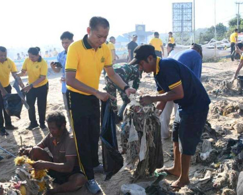 Kapolda NTT Pimpin Aksi Bersih Pantai dan Salurkan Bansos